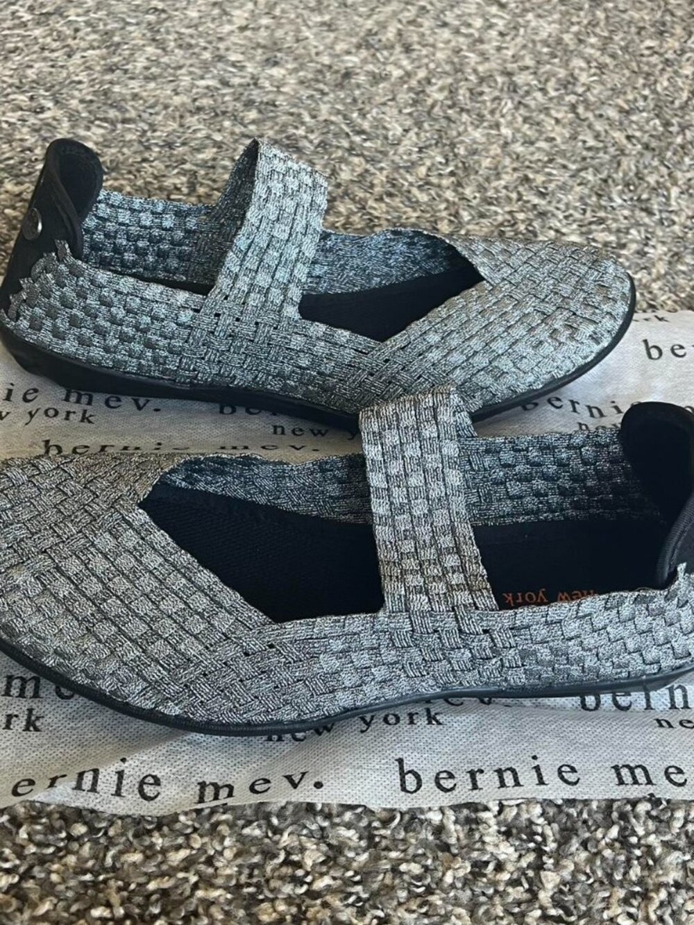 Bernie Mev Women's Silver Gray Mary Jane Flats Size 11 Shiny Comfy Chic Everyday - Picture 3 of 6
